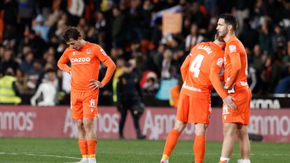 Los jugadores de la Real Sociedad tras el partido entre el Valencia y Real Sociedad en Mestalla, este sábado.