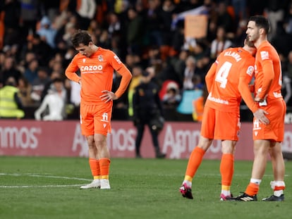 Los jugadores de la Real Sociedad tras el partido entre el Valencia y Real Sociedad en Mestalla, este sábado.