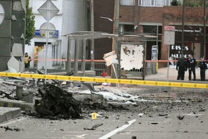 Restos del coche bomba que explotó en la sede de Caracol Radio causando 18 heridos y numerosos destrozos.