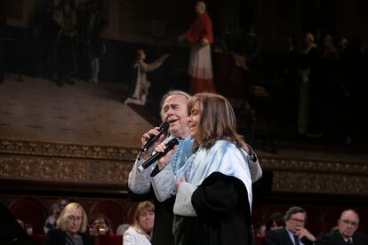 Los cantautores Joan Manuel Serrat y Maria del Mar
Bonet cantan en la Universitat de Barcelona durante el acto en el que se les reconoce como doctores 'honoris causa', el 6 de marzo.