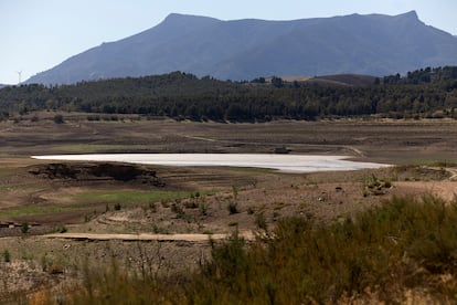 Vista general del embalse del Guadalteba, en Málaga, afectado por la escasez de lluvias.