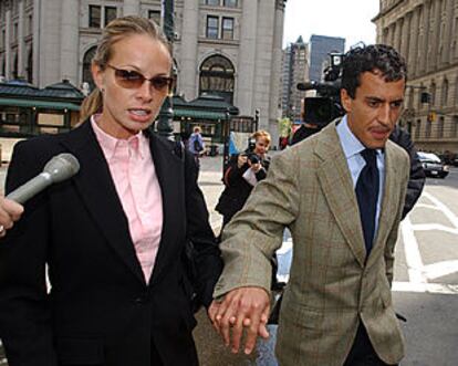 Judith Soltesz-Benetton y su esposo salen del juzgado neoyorquino.