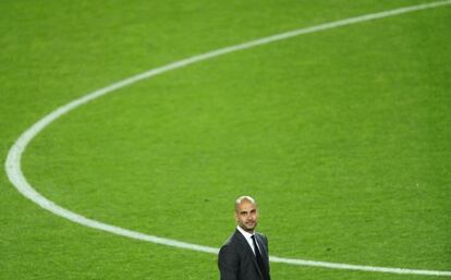 Pep Guardiola, pasea por el césped tras el partido ante el Espanyol