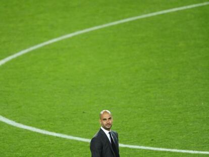 Pep Guardiola, pasea por el césped tras el partido ante el Espanyol