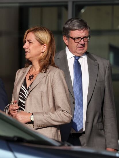 25 de septiembre de 2013. La infanta Cristina sale del hospital Quirón donde el rey don Juan Carlos había sido operado de una infección de cadera. Junto a ella, Carlos García Revenga, el secretario de las infantas.