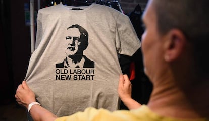 Camiseta de Corbyn con la leyenda: "Viejo laborismo, nuevo comienzo".