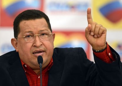 El presidente Hugo Chávez habla durante una rueda de prensa en Caracas.