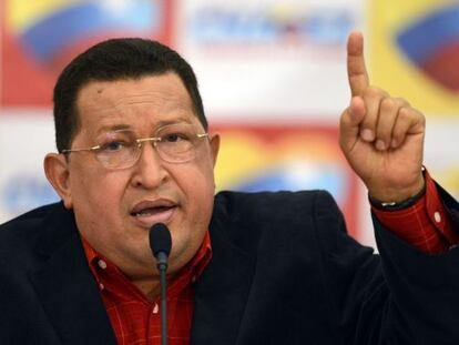 El presidente Hugo Ch&aacute;vez habla durante una rueda de prensa en Caracas. 