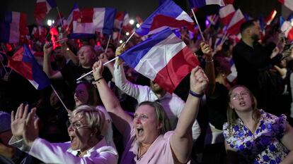 Partidarios de Marine Le Pen y el partido ultra Rassemblement National festejan tras las elecciones, el 30 de junio.