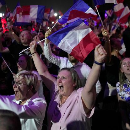 Partidarios de Marine Le Pen y el partido ultra Rassemblement National festejan tras las elecciones, el 30 de junio.