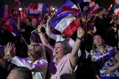 Partidarios de Marine Le Pen y el partido ultra Rassemblement National festejan tras las elecciones, el 30 de junio.