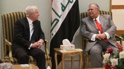 Gates (izquierda) y el presidente iraquí, Talabani, ayer en Bagdad.