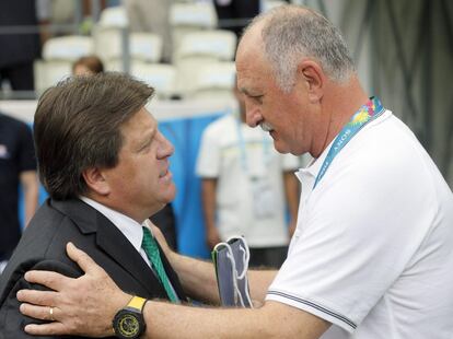 Luiz Felipe Scolari e Miguel Herrera se cumprimentam antes do início da partida.