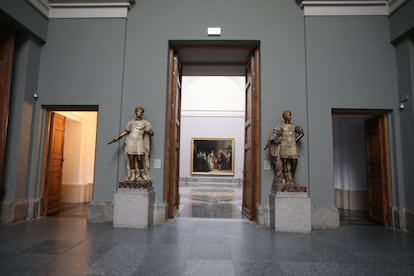 Entrada a la sala donde se expone 'La Familia de Carlos IV', obra de Goya. Aunque el plan de desescalada anunciado por el Gobierno permite que el Prado abra en fase 1 -el 11 de mayo si todos los indicadores sanitarios lo permiten-, todos coinciden en que será más tarde para preparar adecuadamente las instalaciones para los visitantes y para los trabajadores.