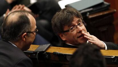 Puigdemont habla con Turull, en el Parlamento catalán.