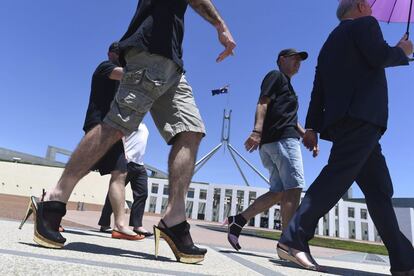 Funcionaris del Departament d'Afers Exteriors d'Austràlia caminen amb sabates de dona a les portes del Parlament durant la campanya "Walk in their shoes" (que es podria traduir com "Posa't al seu lloc"), destinada a conscienciar sobre el problema de la violència de gènere.