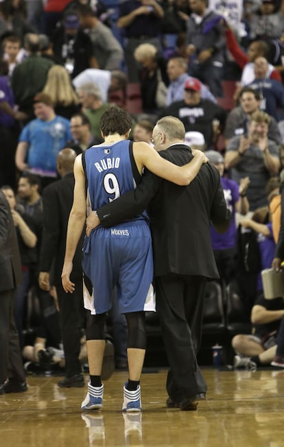 Rubio se marcha abrazado a Adelman, su técnico, tras caer con los Kings.