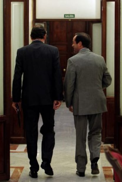 Mariano Rajoy y José Bono se dirigen al despacho de este último.