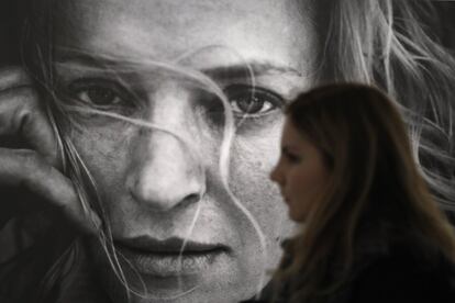 Una visitante pasa frente al retrato de la actriz Uma Thurman, en la exposición sobre el calendario Pirelli, el 14 de mayo de 2017 en el Museo de Arte de Multimedia de Moscú.