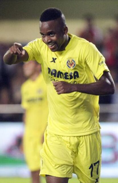 Bakambu celebra un gol con el Villarreal.