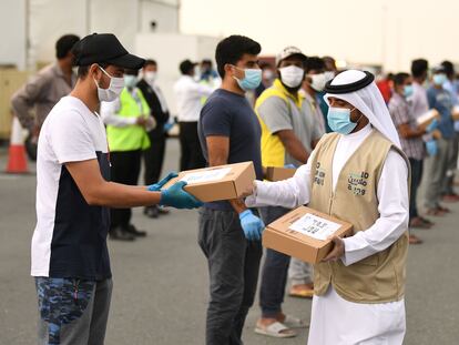 Voluntarios reparten comida a trabajadores migrantes por el Ramadán el 28 de abril en Dubái.