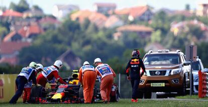 Max Verstappen abandona por problemas con el motor de su Red Bull.