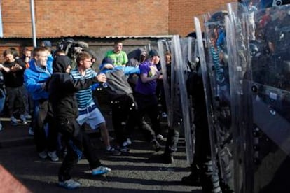 Un grupo de católicos ataca a la Policía en el barrio de Ardoyne, Belfast
