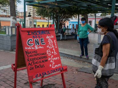 Una mujer lee un letrero con información sobre la jornada de actualización e inscripción del Registro Electoral el pasado 22 de julio.