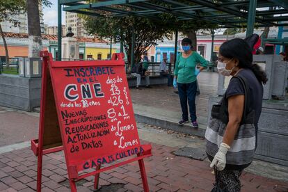 Una mujer lee un letrero de Consejo Nacional Electoral de Venezuela el pasado 22 de julio en Caracas.