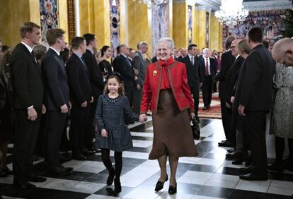 Estas han sido unas navidades diferentes para la reina Margarita de Dinamarca, ya que son las primeras que pasa viuda tras cinco décadas al lado de su esposo, el príncipe Enrique, que murió el pasado febrero. La casa real danesa no ha mandado felicitación este año, pero sí ha realizado un cóctel, celebrado el pasado 12 de diciembre en el castillo de Christiansborg, en Copenhague, antes de marcharse a Marselisborg, en Aarhus. Además del personal real, este año también acudieron como invitados colaboradores reales. Al acto,acudió la reina con sus dos hijos, Federico y Joaquín, sus dos nueras y sus ocho. En la imagen, la reina junto a la hija menor de Federico y Mary, la princesa Josefin.