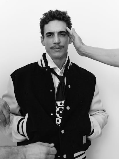 Miguel Herrán posa para ICON vestido de Louis Vuitton.