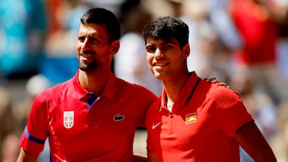 Novak Djokovic (a la izquierda) y Carlos Alcaraz, antes del partido.  