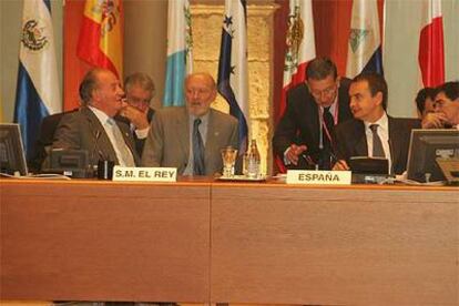 El rey Juan Carlos y el presidente Rodríguez Zapatero conversan en Salamanca en presencia de sus colaboradores.