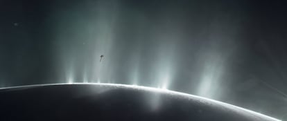 La sonda espacial internacional Cassini durante su inmersión más profunda en las cortinas de agua procedentes de las grietas en la región polar de Encélado, en una imagen facilitada por la NASA tomada en 2015. La NASA confirmó el descubrimiento de hidrógeno en Encélado, una de las lunas de Saturno, lo que podría significar la existencia de microorganismos, y que se han vuelto a observar géiseres emanando de Europa, una de las lunas de Júpiter, señal de la actividad hidrotermal que tiene lugar en ese satélite.