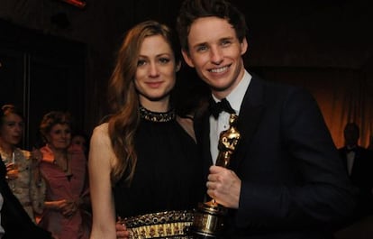 Eddie Redmayne exibe o Oscar de melhor ator, ao lado de sua esposa, Hannah Bagshawe.