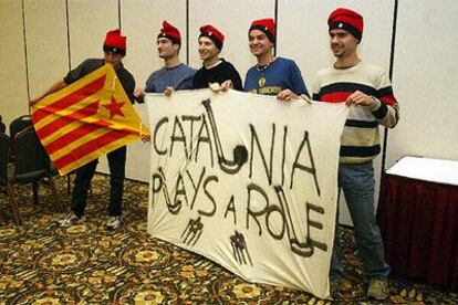 Un grupo de catalanes residentes en California acudió al hotel donde se celebró la reunión.