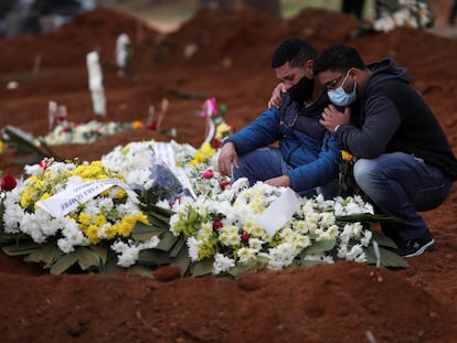 Familiares se despedem de uma vítima da covid-19, em São Paulo.