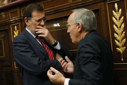 Mariano Rajoy conversa en el Congreso con el ex diputado del Partido Popular Manuel Pizarro en abril de 2008.