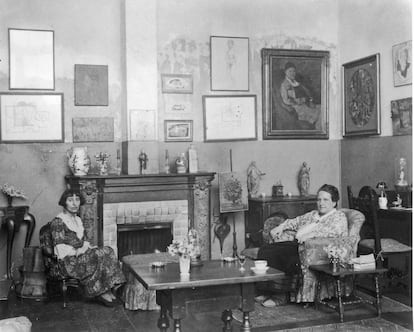 Gertrude Stein y Alice B. Toklas en la casa del 27 Rue de Fleurus fotografiadas por Man Ray.