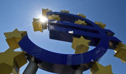 Vista de un símbolo del euro a las puertas del BCE, en Fráncfort.