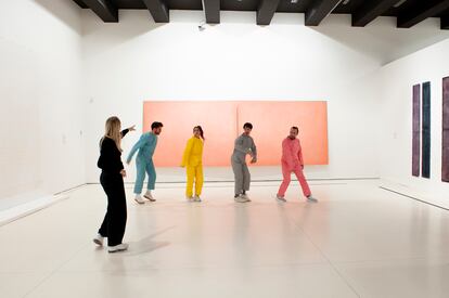 Las 'performances' ocupan un espacio cada vez mayor en los museos y galerías. En la imagen, la obra 'E gira tutto intorno alla stanza' de Bernat Daviu, 'performance' celebrada en Caixa Forum (Madrid) a finales de 2019.