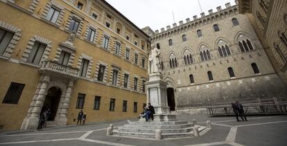 Fachada de la sede de la italiana Banca Monte dei Paschi di Siena (MPS) en Siena, Italia. 