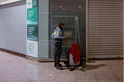 Personal de seguridad del aeropuerto expulsa a personas sin techo de la Terminal 1 durante el operativo de AENA.