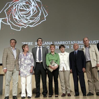 López junto a las nietas del protagonista Marisol Ruiz y Mari Luz Ruiz; la consejera de Asuntos Sociales, Gemma Zabaleta, y Juan de Los Toyos, sobrino