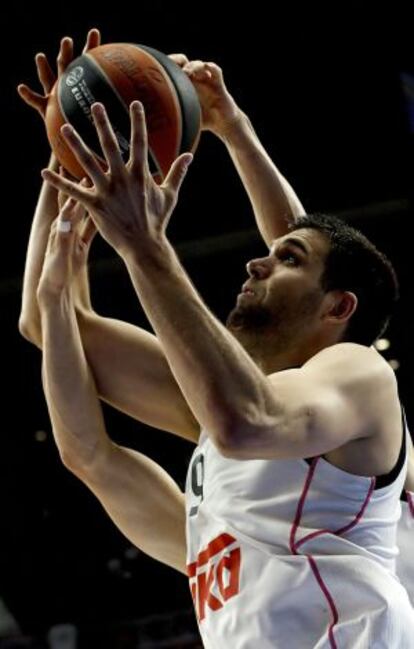 Felipe Reyes coge un rebote ante el Efes