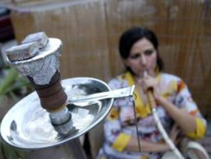 Una mujer fuma una pipa de agua el pasado 11 de julio en una cafetería del centro de Islamabad.