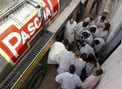 Los empleados novatos de Pascual observan el proceso de recogida de la leche.
