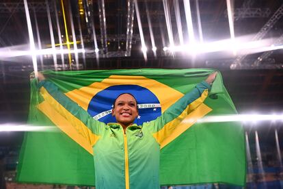 Rebeca Andrade celebra el oro conseguido en Tokio en la categoría de gimnasia artística.