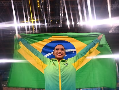 Rebeca Andrade celebra el oro conseguido en Tokio en la categoría de gimnasia artística.