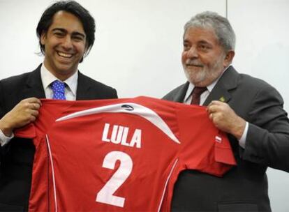 Marco Enríquez-Ominami (izquierda) obsequia una camiseta de la selección de Chile al presidente brasileño, Luiz Inácio Lula da Silva, el pasado martes en Brasilia.